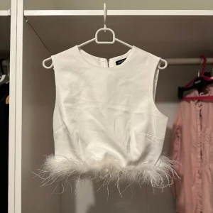 Top - Vit croptop med päls 