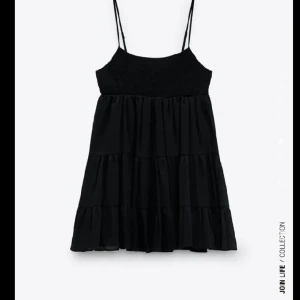 svart zara klänning - Svart sommarklänning från Zara. köpt förra sommaren och bara använd 1 gång. skriv privat för fler bilder eller frågor ❤️