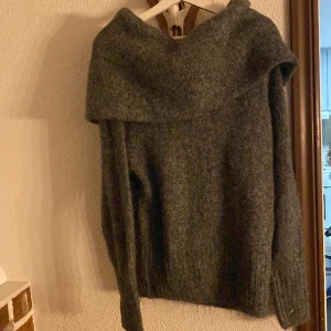 tröja - snygg stickad tröja från H&M. Den är oversized i storleken. Den kommer inte till användning längre