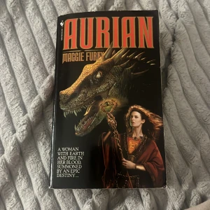 Bok - Aurian av Maggie Furey  Engelska 