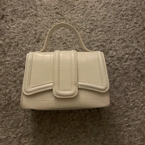 Vit väska  - En fin vit axelremsväska från Zara. Inte kommit till användning och är i nyskick! 