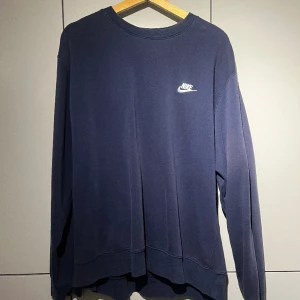 Nike tröja - Marinblå nike tröja i storlek XL men sitter precis som en L