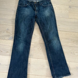 Jeans - Lågmidjade jeans. Skriv för flera mått