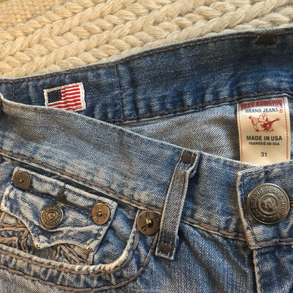 True religion Ricky Super T jeans, slitage på knäna och knappen på vänstra bakfickan borta. Också inköpta i Usa! . Jeans & Byxor.