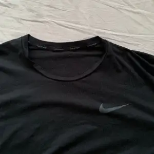 Nike PRO jträningströja. Osäker på storleken men tror den är mellan L-XL. 🫶🏼