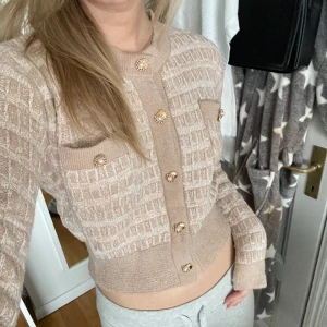 Stickad kofta  - Snygg stickad kofta med guldknappar, aldrig använd och superskön, säljer då jag har två stycken