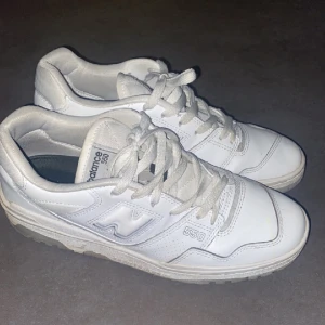 New balance 550 - Tjena!, säljer nu mina snygga NB550 skor i storlek 42,5! skicket är 9/10 kvitto och box finns till skorna. Ser lite smutsiga men jag tvättar innan frakt såklart. Tveka inte att höra av er Priset kan diskuteras 