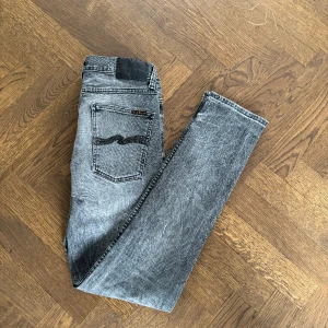 Nudie jeans - Säljer dessa nudie jeans som sitter slim fit i väldigt bra skick! Skriv vid eventuella frågor!