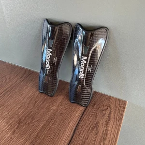 Monolit benskydd - Monolit benskydd, knappt använda. Nypris ca 800 kr. 