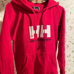 En röd Helly Hansen hoodie i storlek s men passar dem flesta den har jätte bra pass form och kvalitet 
