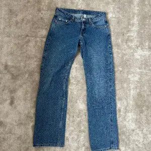Weekday jeans i den populära modellen arrow. Använda endast ett fåtal gånger så fint skick!