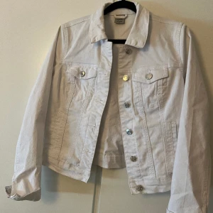 Vit jeansjacka  - Vit jeansjacka 