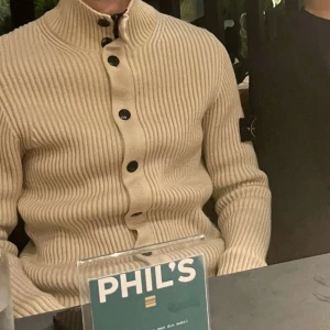 Stone Island Knit - Mycket sällsynt Stone Island knit från 2003. Ett plagg för Stone Island älskaren eller den som söker något ingen annan har. Du lär aldrig hitta ett plagg som denna🤝 100% ull.