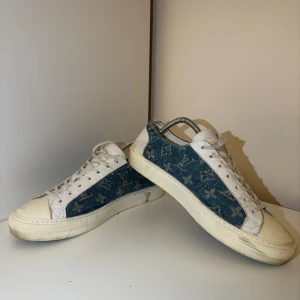 Louis Vuitton sneakers St:42 - Säljer nu mina Louis Vuitton sneakers i storleken 42. Modellen går inte att köpa längre och med en fintvätt så blir de så gott som nya. Nypris kostade de va 8000kr mitt pris 2799kr