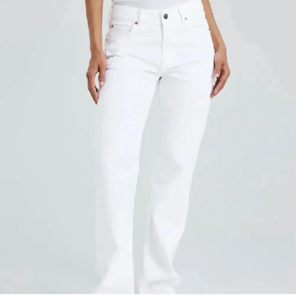 Superfina vita jeans perfekta till sommar/vår.Midwaist o straight. Köpte de för några månader sedan på Carlings, men tyvärr är de för små för mig nu. Helt oanvända, prislappen kvar. Märket Never Denim (Bikbok), 90’s straight. Nypris 699kr. Jeans & Byxor.