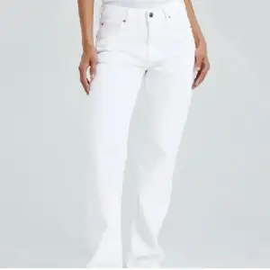 Superfina vita jeans perfekta till sommar/vår.Midwaist o straight. Köpte de för några månader sedan på Carlings, men tyvärr är de för små för mig nu. Helt oanvända, prislappen kvar. Märket Never Denim (Bikbok), 90’s straight. Nypris 699kr
