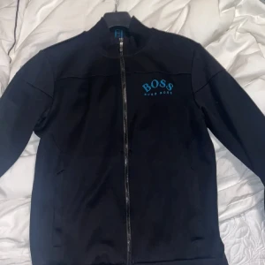 Hugo Boss zip hoodie - Hugo boss kofta  Svart med blå text Storlek S Pris kan diskuteras