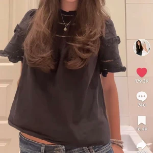 & other stories blus - Säljer denna slutsålda blusen från & other stories som inte lägre kommer till användning. Använt skick och passar super bra till allt🌟 Hör av er för för egna bilder och fler frågor!💞TRYCK GÄRNA PÅ KÖP NU!!