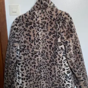Leopardmönstrad jacka/kappa från cellbes. Knappt använd. Nytt pris 800 jag säljer för 350. 