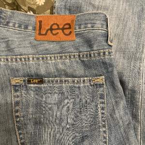 Lågmidjade jeans från Lee! Midjemåttet rakt över är 40cm (W32), passar M-L beroende på hur man vill att de sitter. Rak passform. Skriv privat vid frågor!☺️