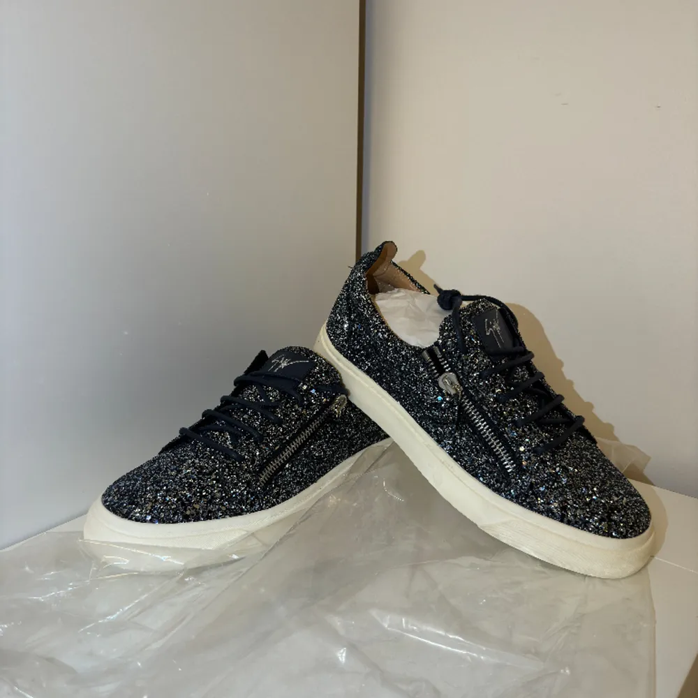 Säljer nu mina feta Giuseppe Zanotti skor i storleken 42. Endast testade därav i nyskick. Modellen går inte att köpa längre. Nypris ca 6000kr mitt pris 2499kr. Skor.