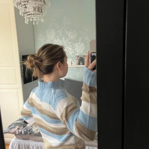 Kofta/tjocktröja 💙🤎 - Så fin kofta/tjocktröja! Mysigt material som inte sticks. Knappt använd så den är i nyskick. Skriv för fler bilder 💙🤎