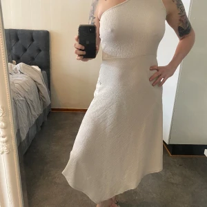 Vit sommarklänning  - En skön sommarklänning . I bomullstyg. Inköpt till ett bröllop . Användes aldrig . Så den har hängt oanvänd i garderoben . 