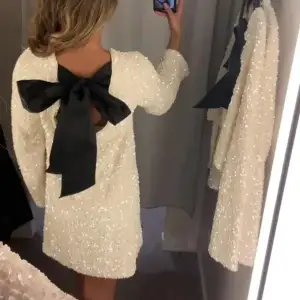 Säljer denna fina klänning som var viral på tik tok ett tag, köpt ifrån H&M använd 1 gång, superfin, inget fel på den alls, men använder den inte! 