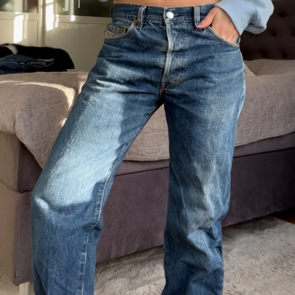 Ett par extremt snygga diesel jeans! Raka i benen och går jättesnyggt över skorna. Brukar vanligtvis ha w29, w30 och strl 38/40 i byxor för att det ska sitta lite oversized!🥰🔥. Jeans & Byxor.