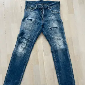 Säljer dessa as fräcka jeans från dsquared2 i storlek 46! Skick 10/10 (jeansen är endast använda en gång). Etiketter medföljer! Nypris: 7500kr 