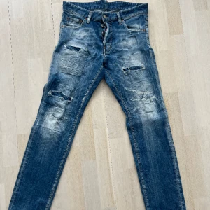 Dsquared2 jeans - Säljer dessa as fräcka jeans från dsquared2 i storlek 46! Skick 10/10 (jeansen är endast använda en gång). Etiketter medföljer! Nypris: 7500kr 