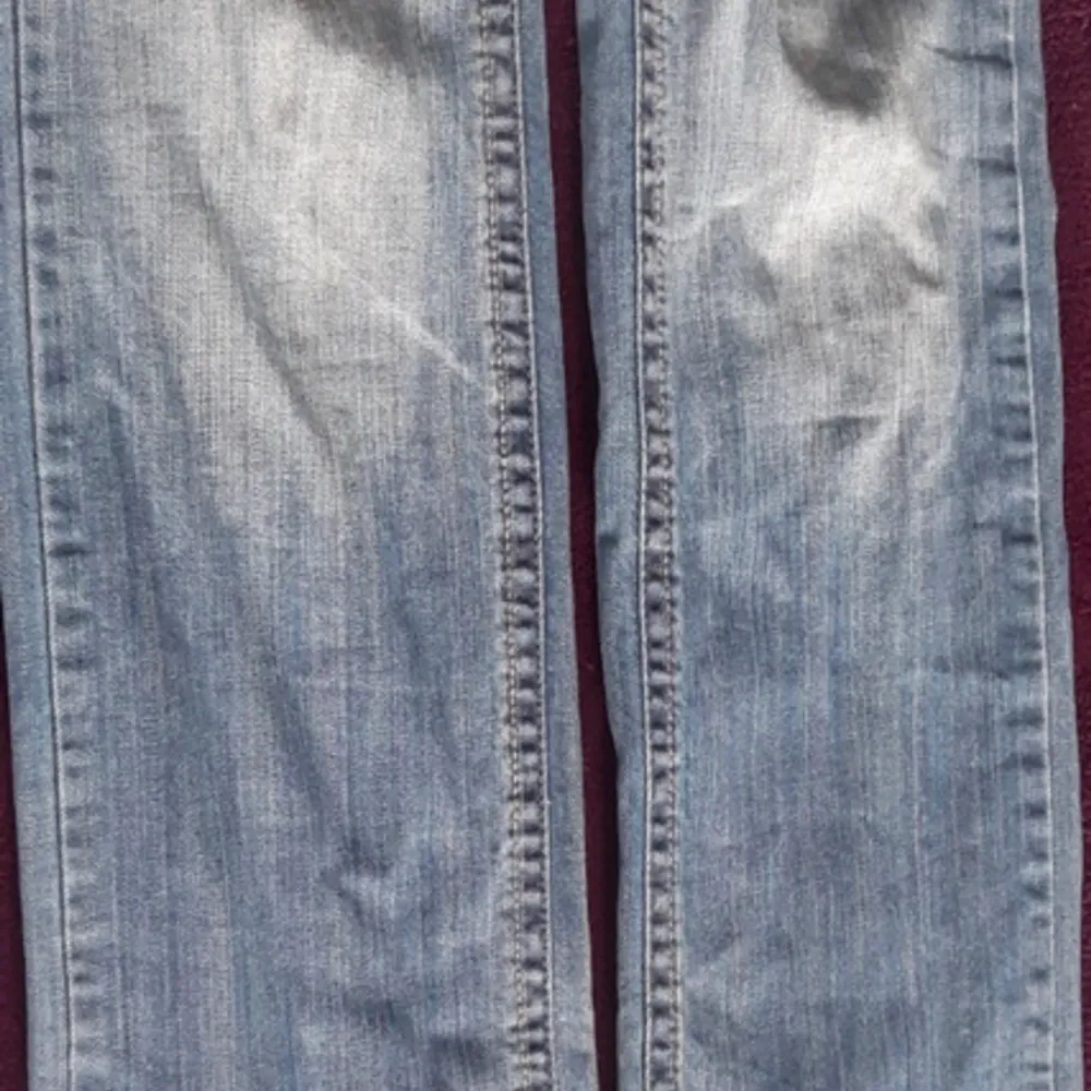 Säljer dessa superfina lågmidjade bootcut jeans då de tyvärr är för stora för mig! Jeansen är lite mörkare i verkligenen än på bilderna! Midjemått: 38cm, Innerbensläng: ca 77cm. Kom privat för fler frågor!🩷 Pris går att diskutera vid snabb handel!🩷. Jeans & Byxor.