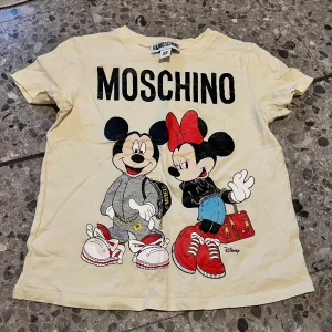 H&M MOSCHINO - Gul T-shirt i strl XS Från H&M’s designsmarbete med MOSCHINO.  Aldrig använd men saknar tags. 