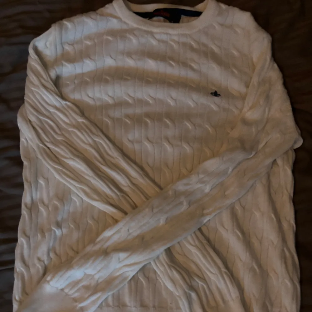En morris sweater i helt nytt skick, köpt för 1700kr på joel. Strolek L men passar mig som oftast använder en mindre M storlek.. Tröjor & Koftor.