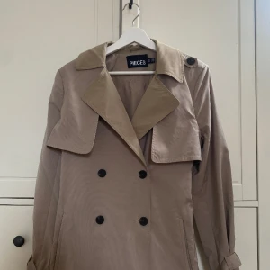 Beige trenchcoat 💐 - Säljer min extremt fina kappa som jag aldrig har fått chansen att använda:( så är i helt nytt skick🎀