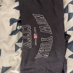 Hoodie - Skriv för fler bilder! Blivit använd men inga fläckar syns på den m.m 💗