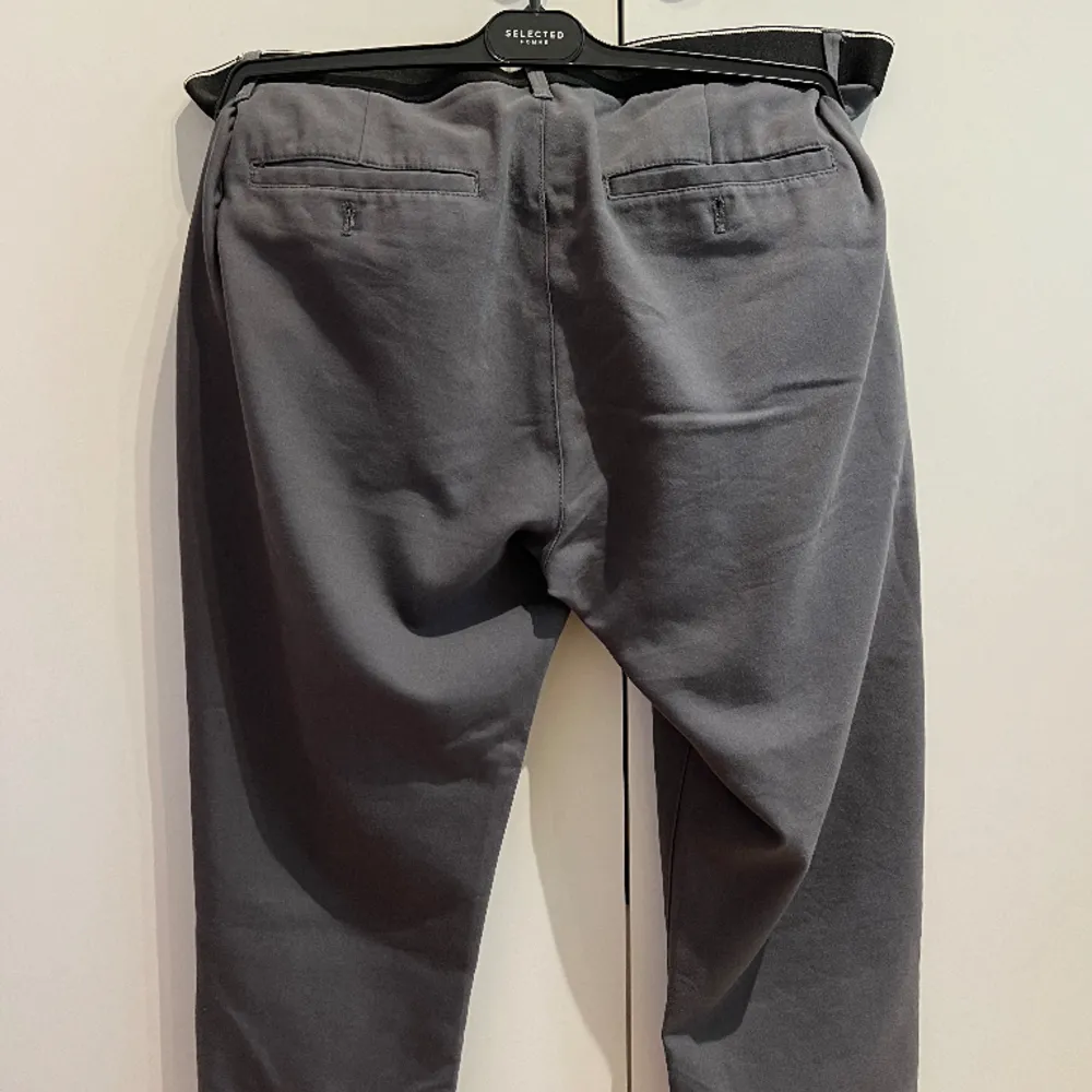 Stretchiga, gråa chinosbyxor från SMOG. Fint skick. Storlek XL.. Jeans & Byxor.