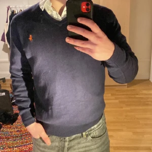 Ralph Lauren V Neck - En mycket fin V neck från polo Ralph Lauren i mycket bra skick. Storlek M men funkar bra till S. Pris kan diskuteras vid snabb affär