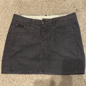 grå kort kjol - grå kort kjol från h&m! strl 36