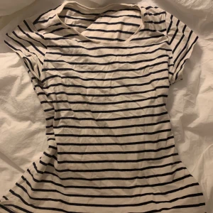  Söt t-shirt från H&M 🫶🏻 -  Fin randig t-shirt från H&M. Gulligt till våren 🫶🏻🙌🏼
