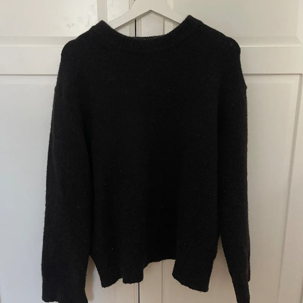 Säljer denna svarta stickade tröja från Zara i storlek S. Lite nopprig men annars bra skick! . Stickat.