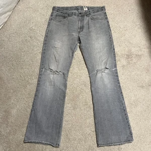 Gråa Flared Jeans - Vintage jeans från h&m  Rare piece 