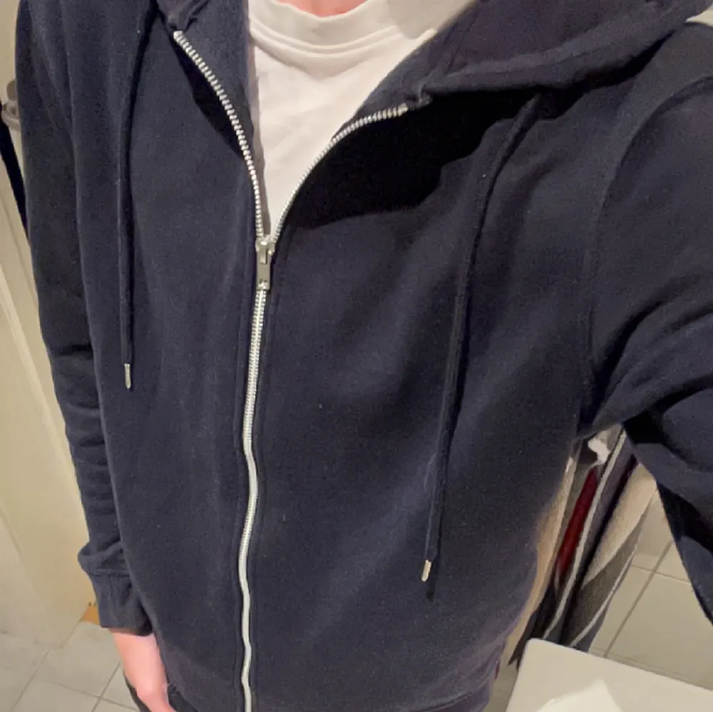 Tja! Säljer nu min riktigt stiliga zip hoodie i mörkblå färg. Tröjan är i riktigt fint skick och säljer den för 125. Hör gärna av er om ni har några frågor eller funderingar!🤗🤗. Tröjor & Koftor.