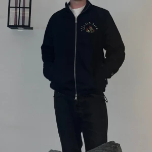 Cactus Jack X Jordan jacka - Väldigt snygg CACTUS Jack x Jordan jacka som endast är använd några fåtal gånger.  Detaljer på bröstet är även i rhinestones