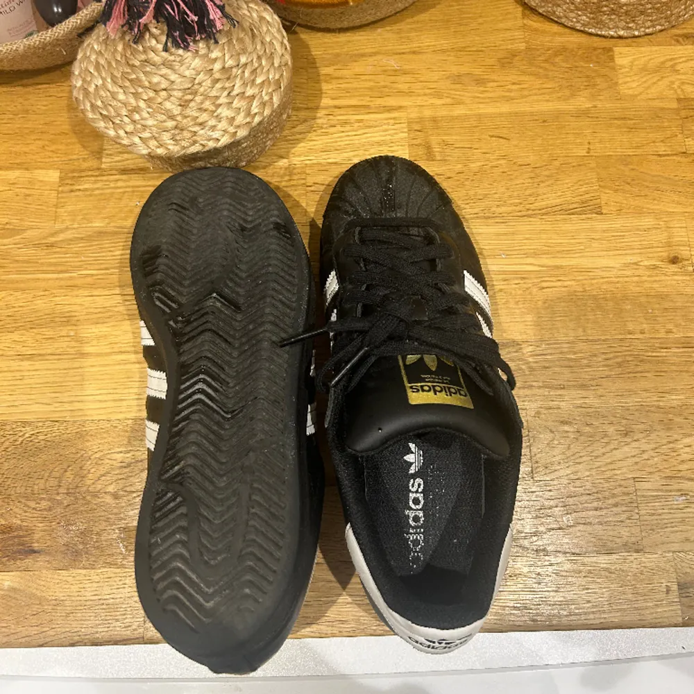 SPRILLANS nya adidas superstar!  Köpta för 2 månader sen, har använt dom 2 gånger🥲Så jag tänkte sälja dom!!! Storlek 40 2/3!! Pris går att diskuteras!!!🫵🏻köptes för 1300 typ! . Skor.