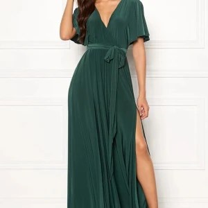 GODDIVA balklänning  - Säljer denna superfina mörkgröna GODDIVA balklänning. Aldrig använd och har fortfarande prislapp kvar. Köpt från Bubbleroom, slutsåld i denna storlek. Nypris 999 kr. Säljer pga att jag har hittat en annan. Skriv om frågor💕