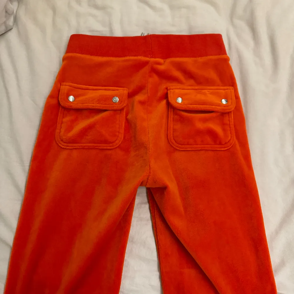 Orangea juicy couture byxor som ej kommer till användning längre. I bra skick och storlek xxs men passar xs. Jeans & Byxor.