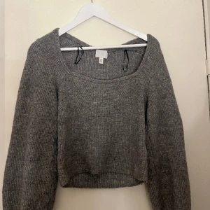 Grå stickad tröja - Grå stickad tröja från H&M i storlek xs❤️‍🔥