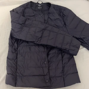 Uniqlo jacka - Jätte fin uniqlo jacka som är perfekt till sommaren och vår. Säljer då den inte kommer till användning. Nypris är 800kr men kan även diskutera priset vid snabb köp 