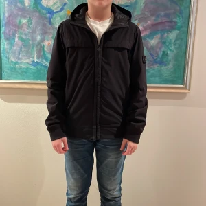 Stine island jacka junior - Väldigt bra skick på jackan och storleken är 14 y ungefär 155-160 cm. Passar dig som vill ha en stilren jacka nu till våren! Priset är inte hugget i sten och det betyder att det är förhandlingsbart!
